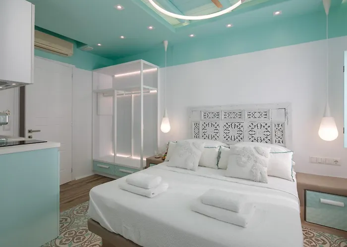 Flora & Айя-Анна